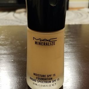 Mac mineralize moisture foundation